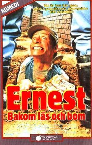 Ernest bakom lås och bom